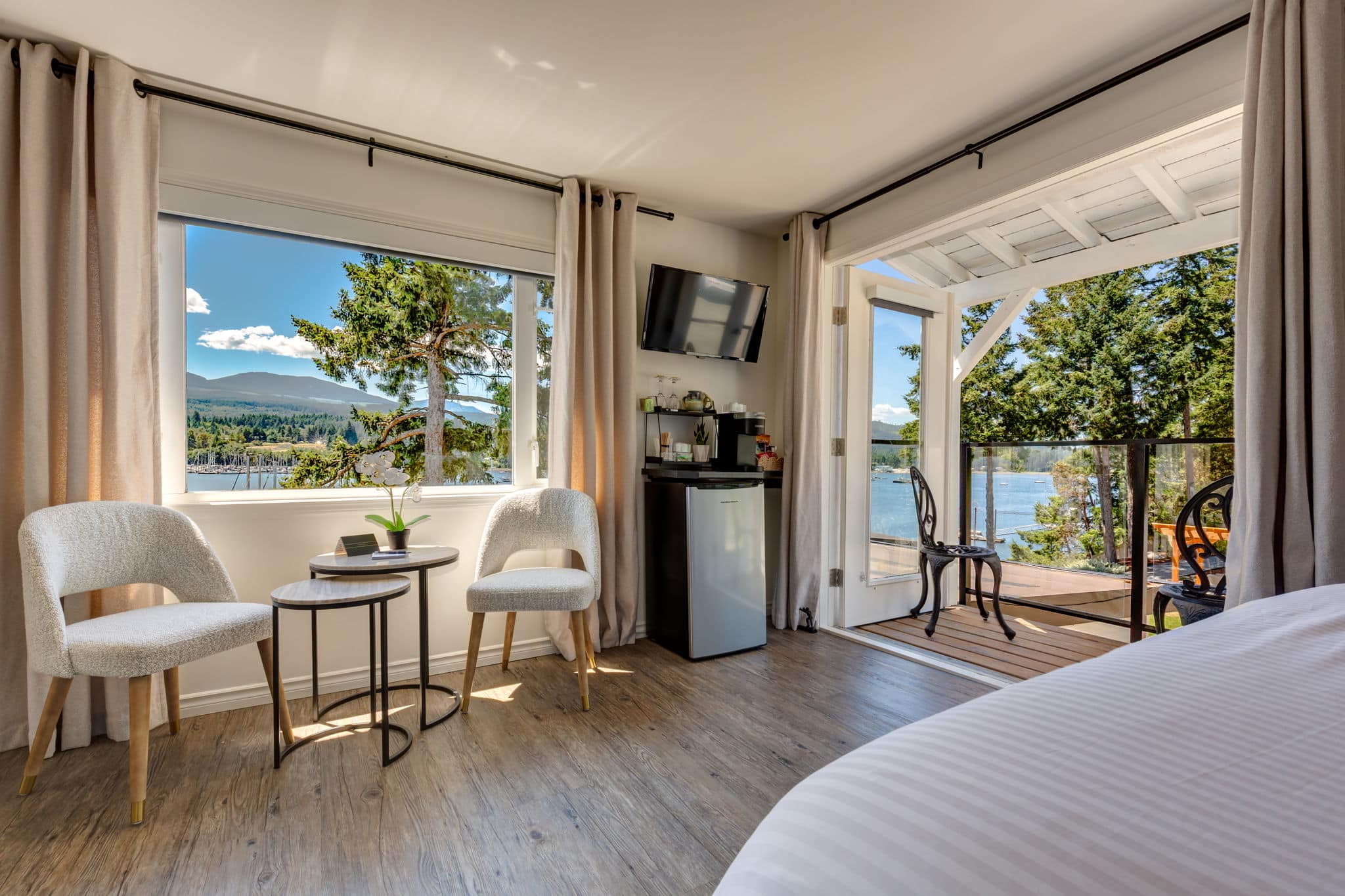 waterfront inn Ladysmith BC view of a beautiful room